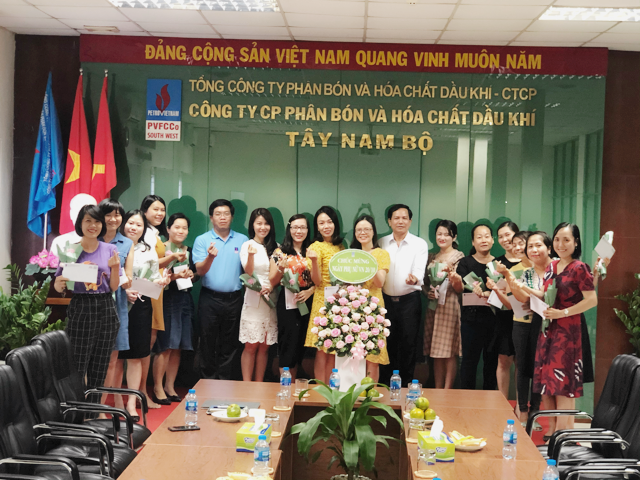 BAN LÃNH ĐẠO CÔNG TY CỔ PHẦN PHÂN BÓN VÀ HÓA CHẤT DẦU KHÍ HỌP MẶT TẬP THỂ NỮ CBNV NHÂN KỈ NIỆM 89 NĂM NGÀY THÀNH LẬP HỘI LHPN VIỆT NAM (20/10/1930 – 20/10/2019)