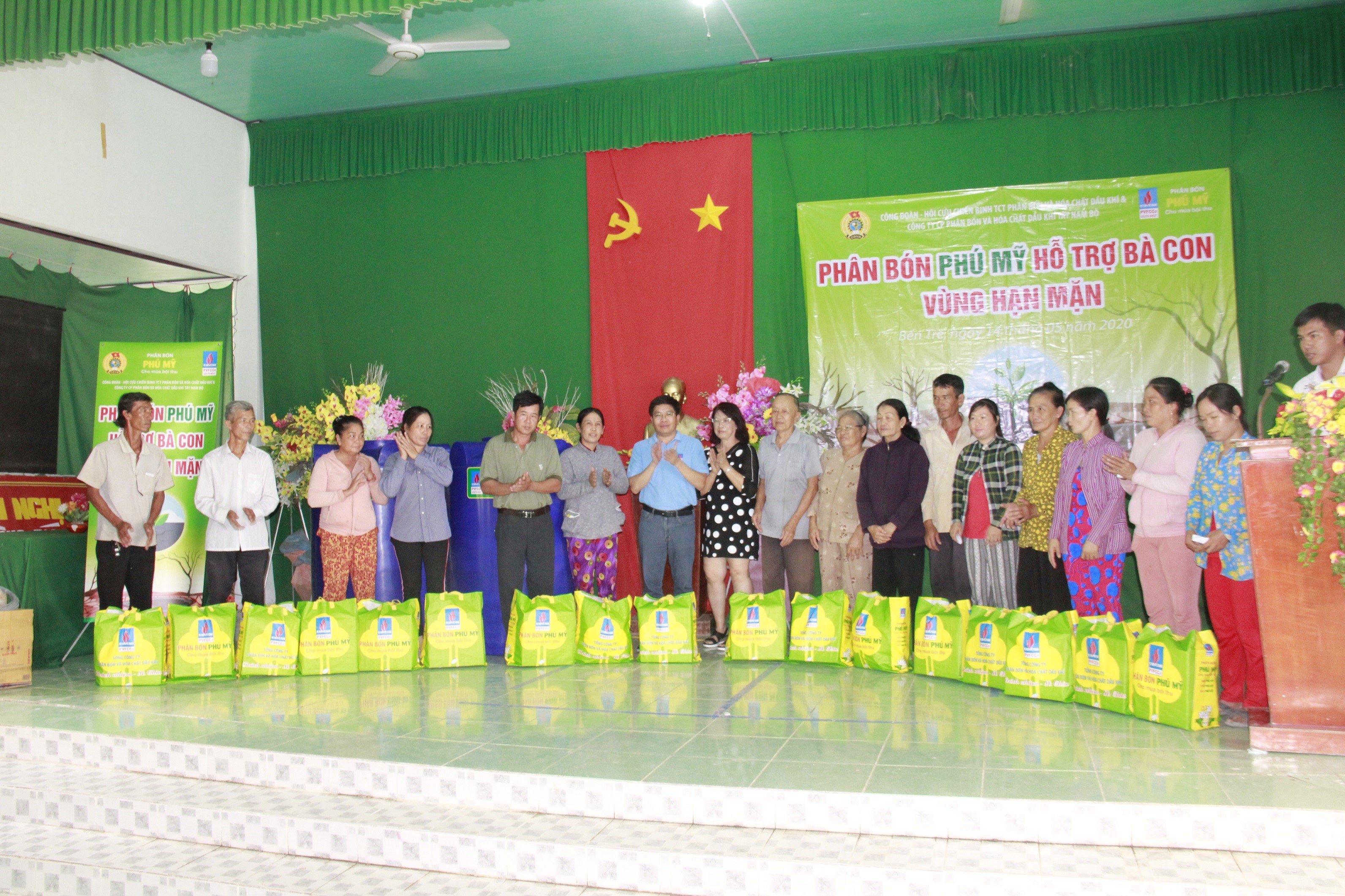 Công đoàn và Đoàn Thanh niên PSW hỗ trợ bà con vùng hạn mặn Bến Tre