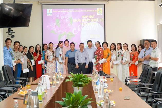 PVFCCo – PSW tổ chức họp mặt nhân ngày Quốc tế Phụ nữ 8/3, tặng hoa tri ân nữ khách hàng