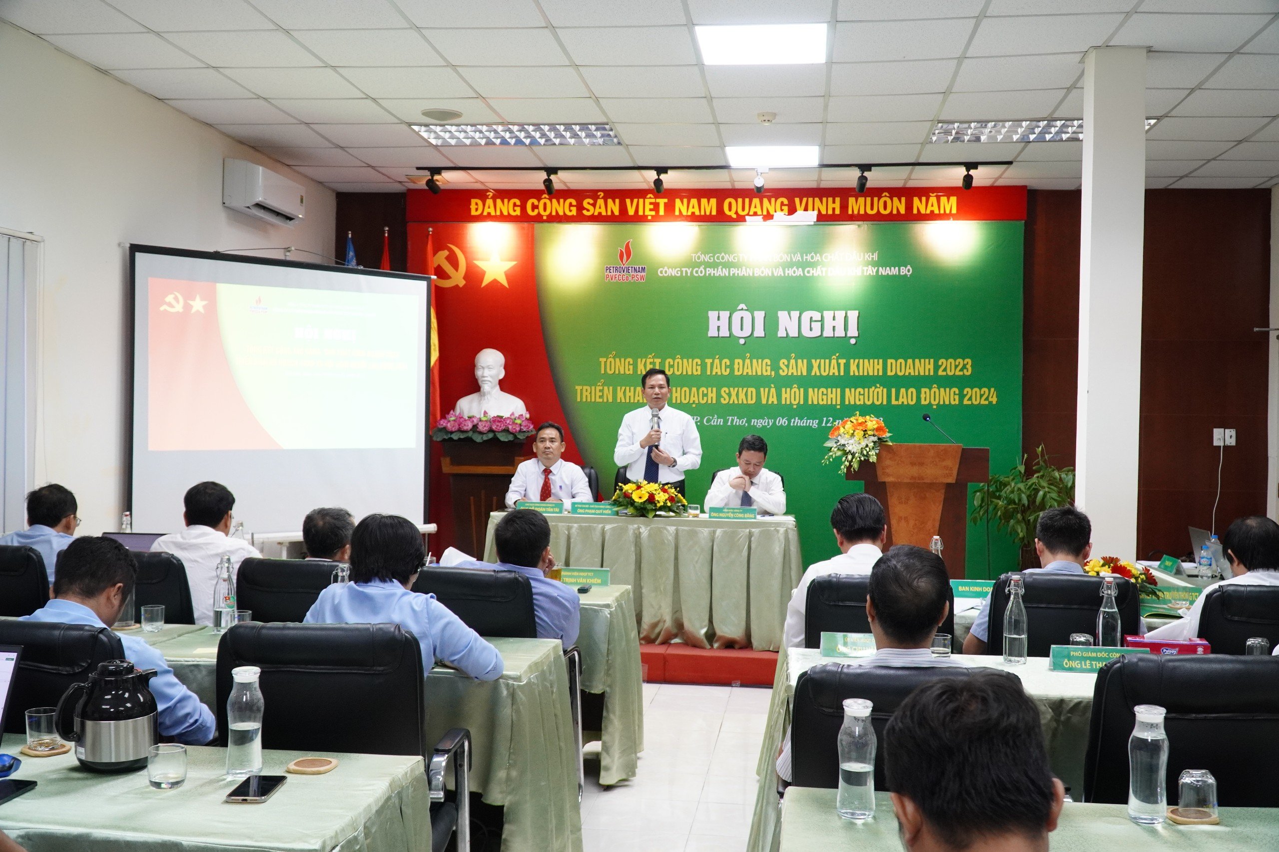 Hội nghị tổng kết công tác Đảng, công tác SXKD năm 2023, triển khai kế hoạch SXKD và Hội nghị người lao động năm 2024.