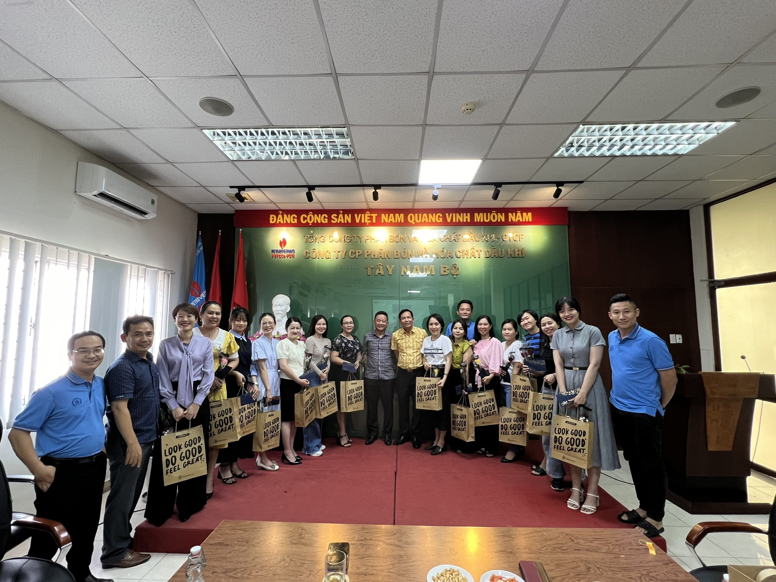 Công ty  tổ chức ngày 8/3 cho CBNV nữ và khách hàng
